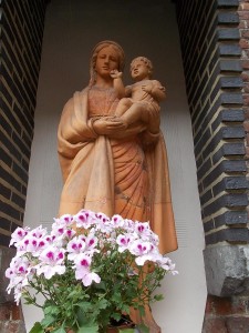 Matka Boża w zewnętrznej ścianie Kaplicy